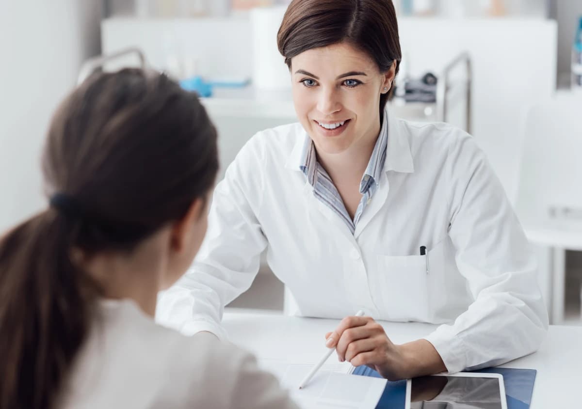 Ärztin im Beratungsgespräch mit einer Patientin